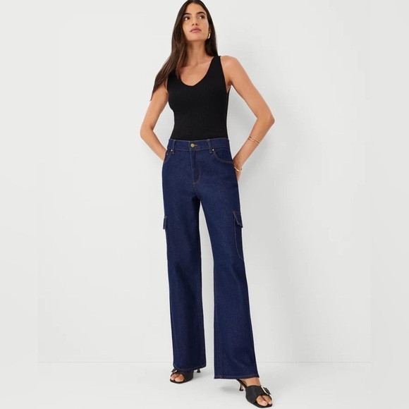 Ann Taylor Denim - (R3) ANN TAYLOR
Wide-leg cargo jean with side pockets, size 12 P